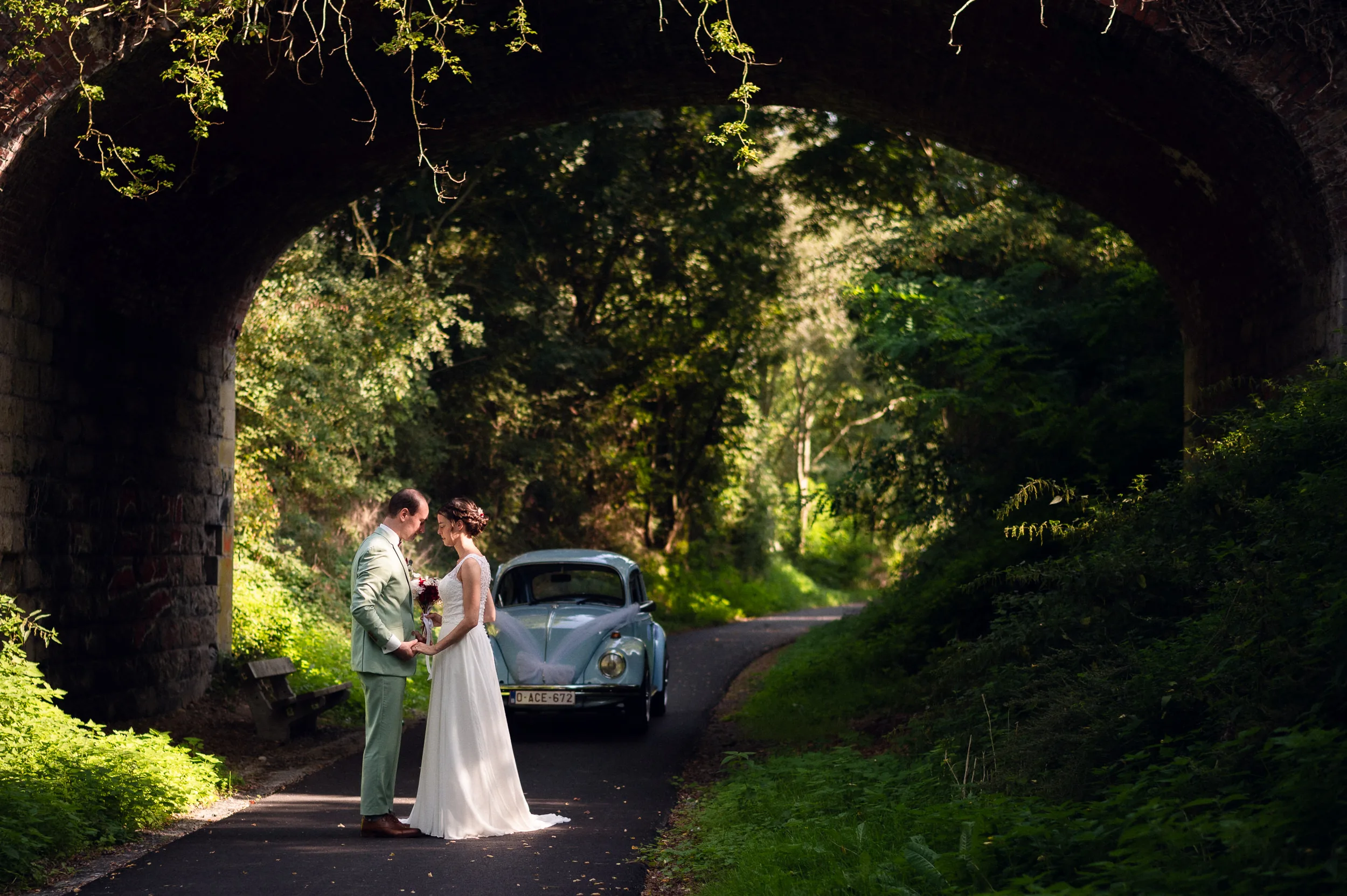 séance photo de couple dans un reportage de mariage