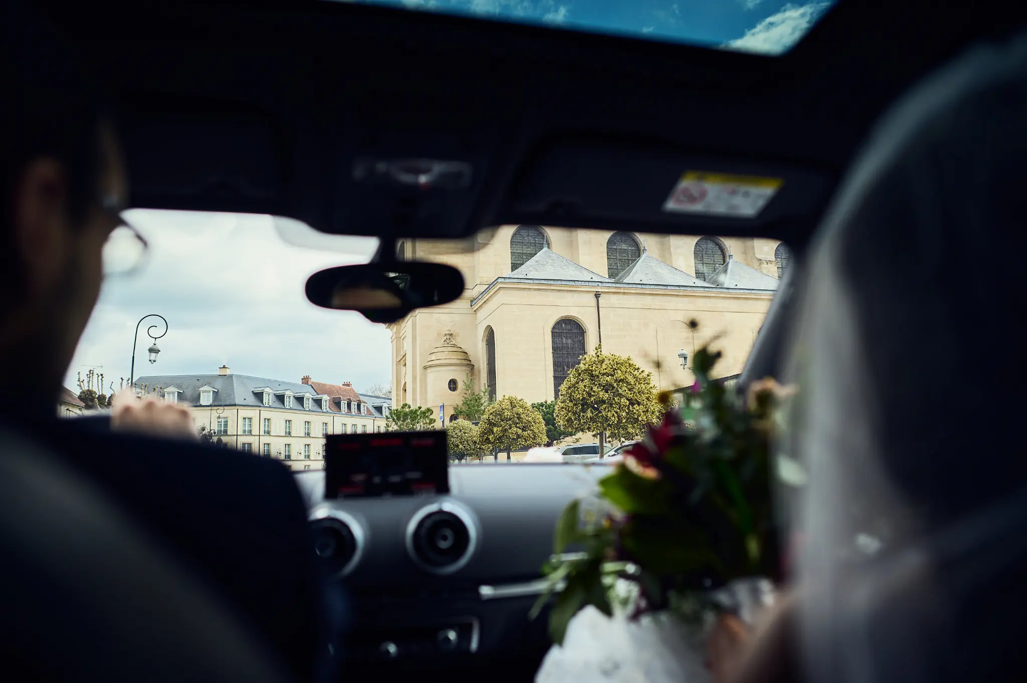 en route pour la cérémonie religieuse à l'église de chantilly